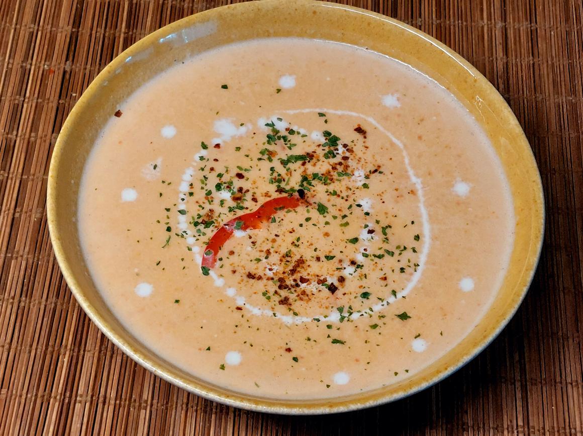 Paprika-Sahnesuppe mit Harissa