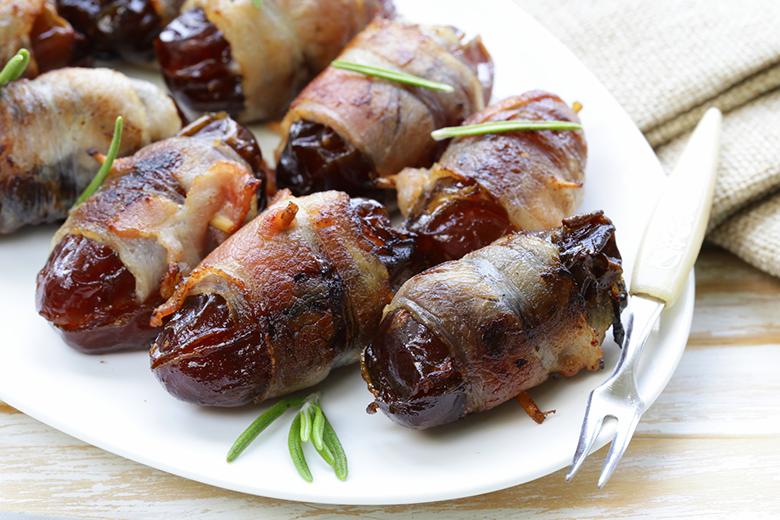 Datteln im Speckmantel, gegrillt