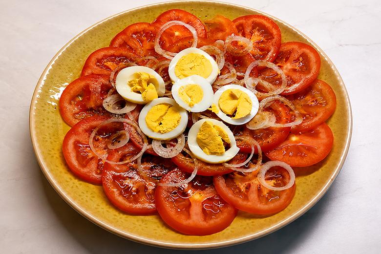 Tomatensalat mit Ei