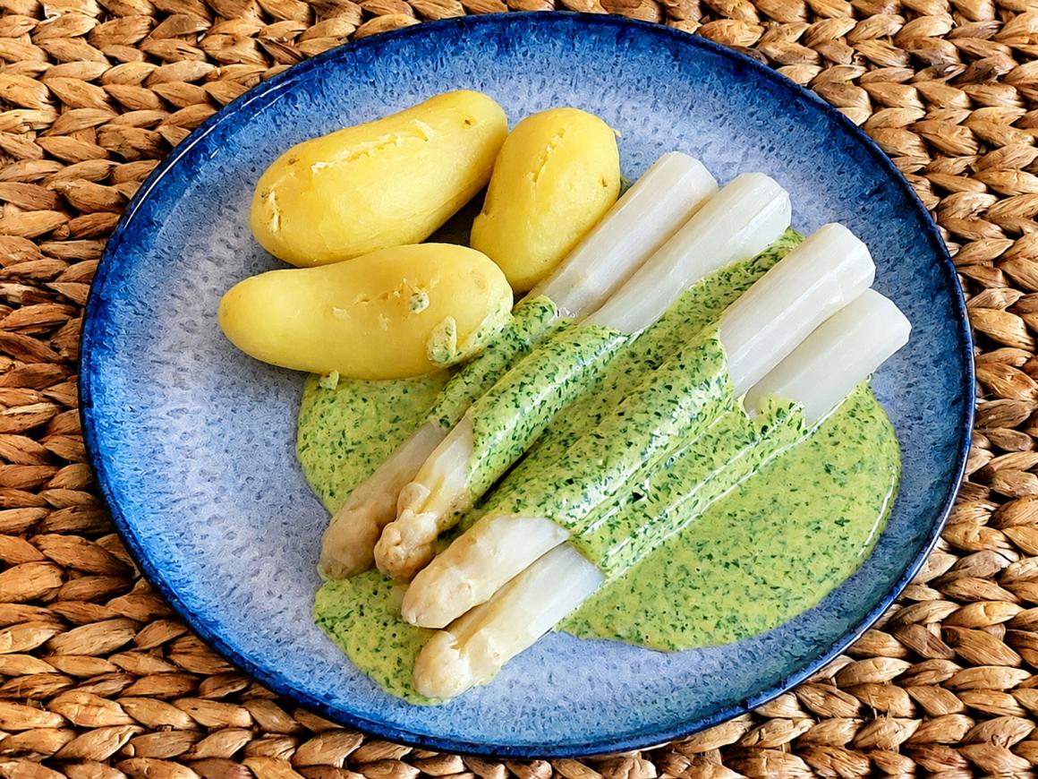 Weißer Spargel mit Bärlauch-Hollandaise