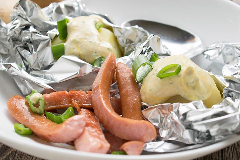 Backkartoffeln mit Wiener Würstchen und Senf-Rahm-Sauce