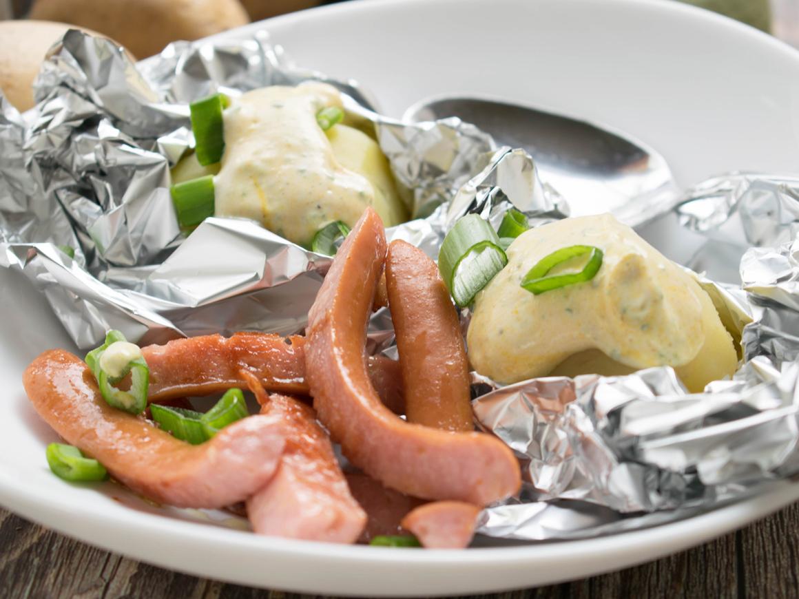 Backkartoffeln mit Wiener Würstchen und Senf-Rahm-Sauce