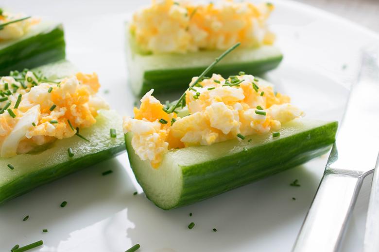 Gefüllte Gurkenhäppchen mit Ei und Frischkäse