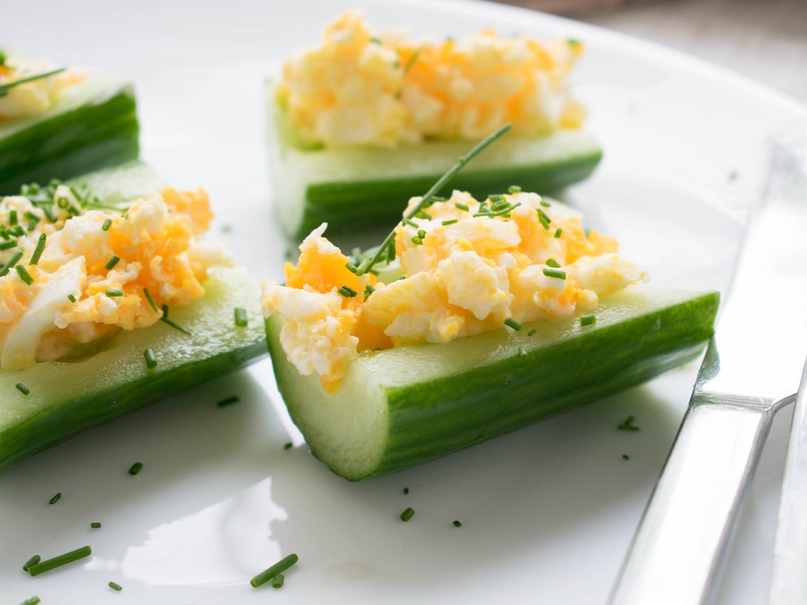 Gefüllte Gurkenhäppchen mit Ei und Frischkäse
