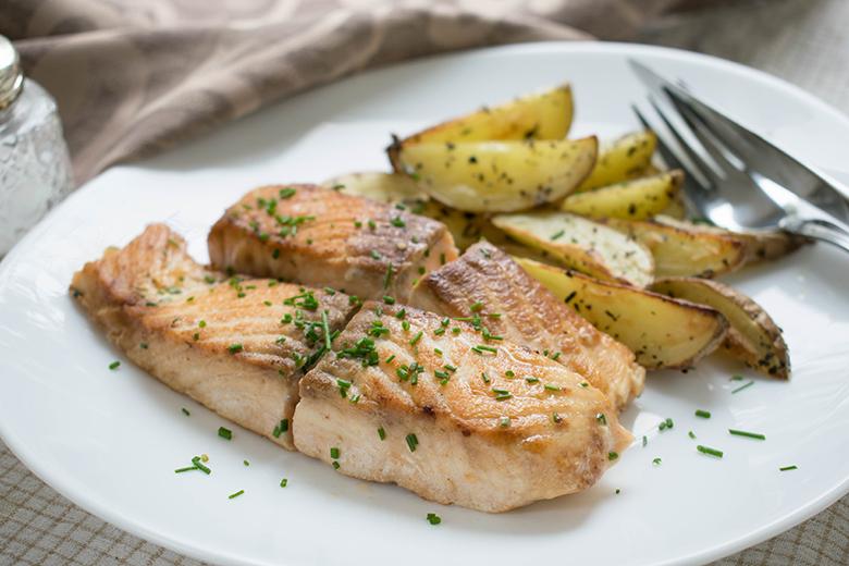 Gebackener Lachs mit Kartoffeln