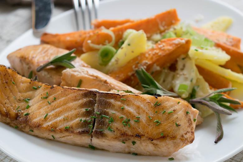 Süßkartoffelsalat mit Lachs