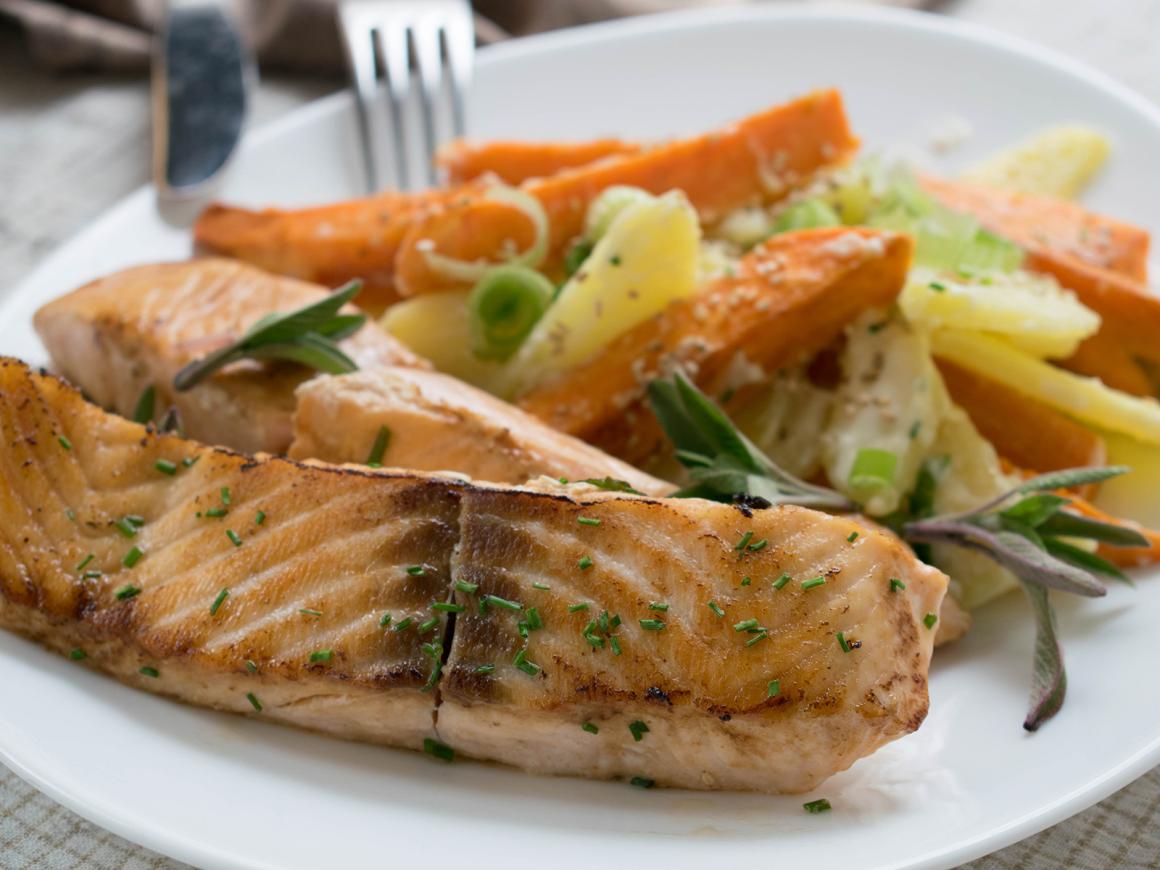 Süßkartoffelsalat mit Lachs