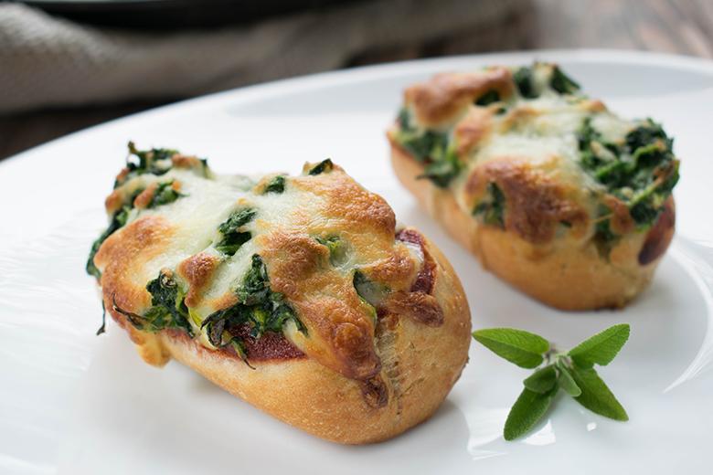 Vegetarische Pizzabrötchen mit Spinat