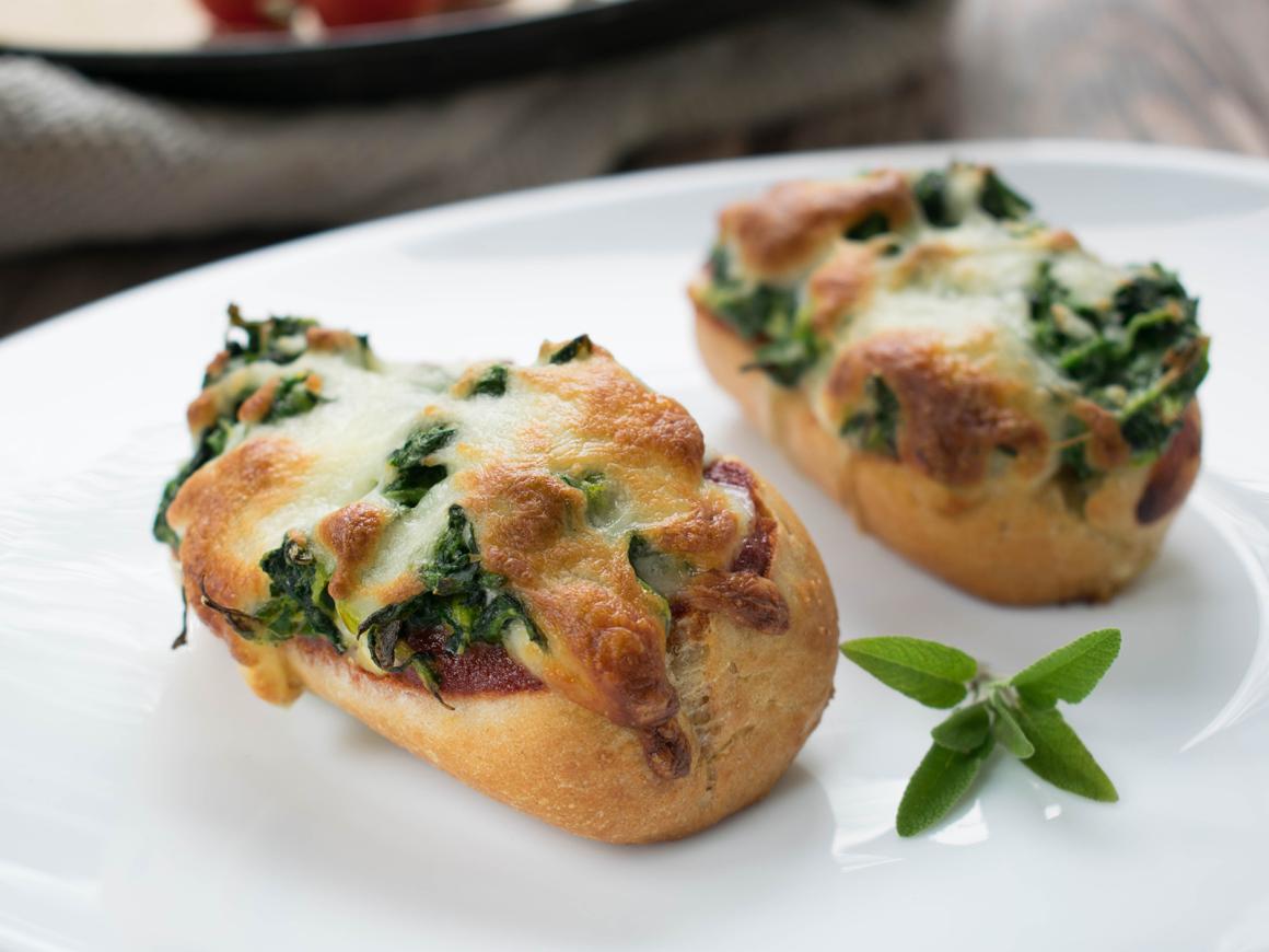 Vegetarische Pizzabrötchen mit Spinat