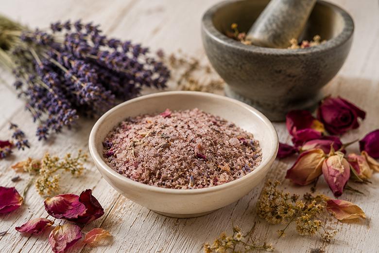 Blütensalz mit Lavendel, Rose und Schafgarbe