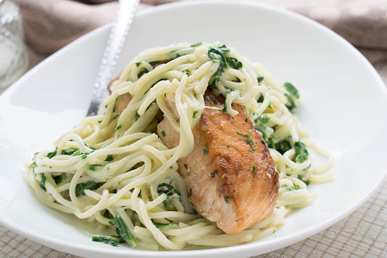 Spaghetti mit Spinat und Lachs