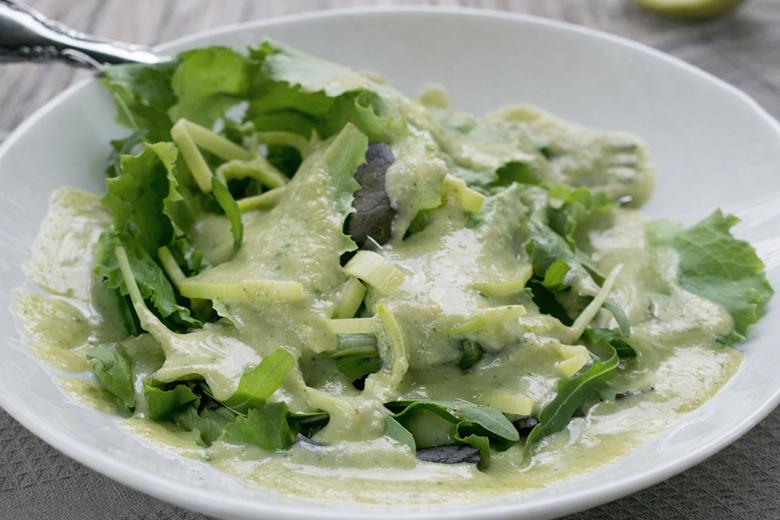 Grüner Salat mit Tahini-Dressing