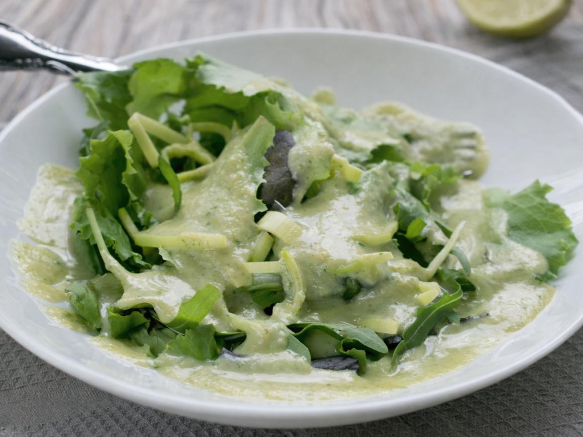 Grüner Salat mit Tahini-Dressing