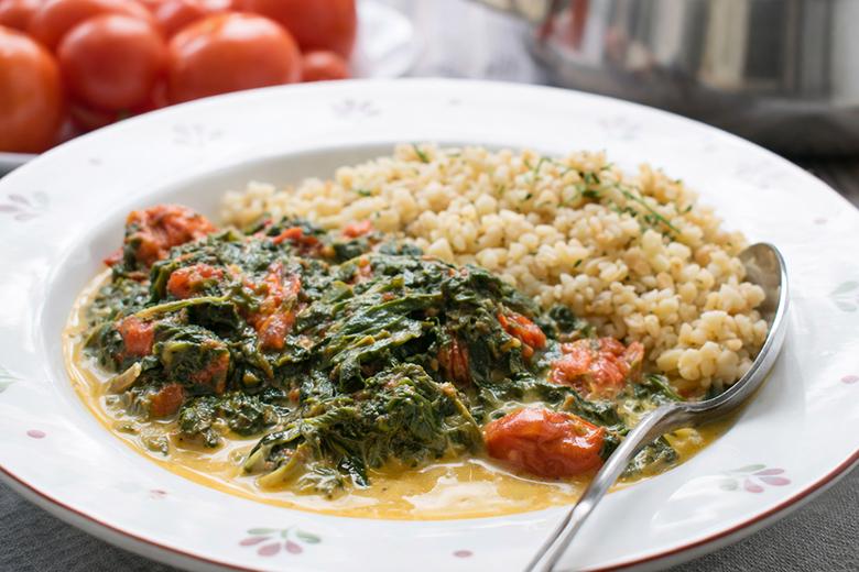 Spinat-Tomaten-Gemüse mit Bulgur