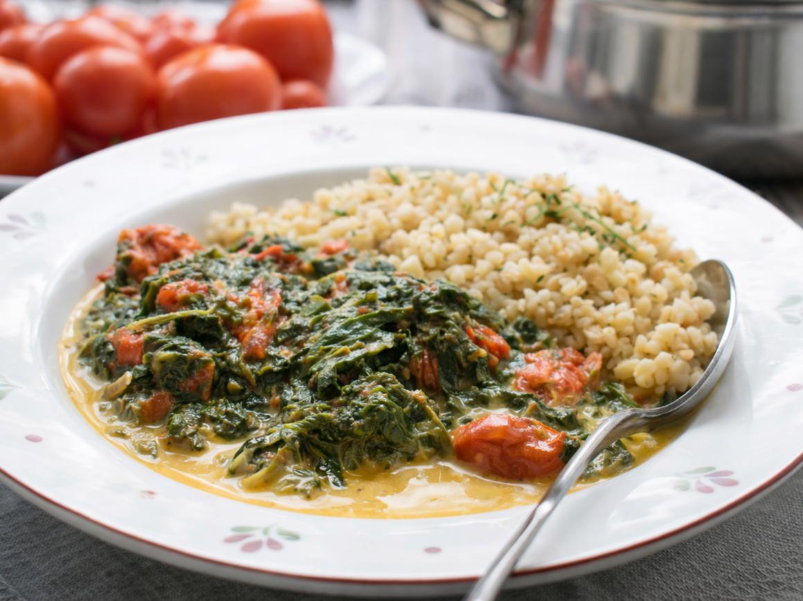Spinat-Tomaten-Gemüse mit Bulgur