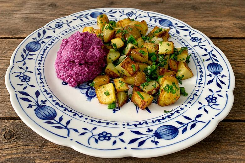 Rotkohl-Pesto mit Bratkartoffeln