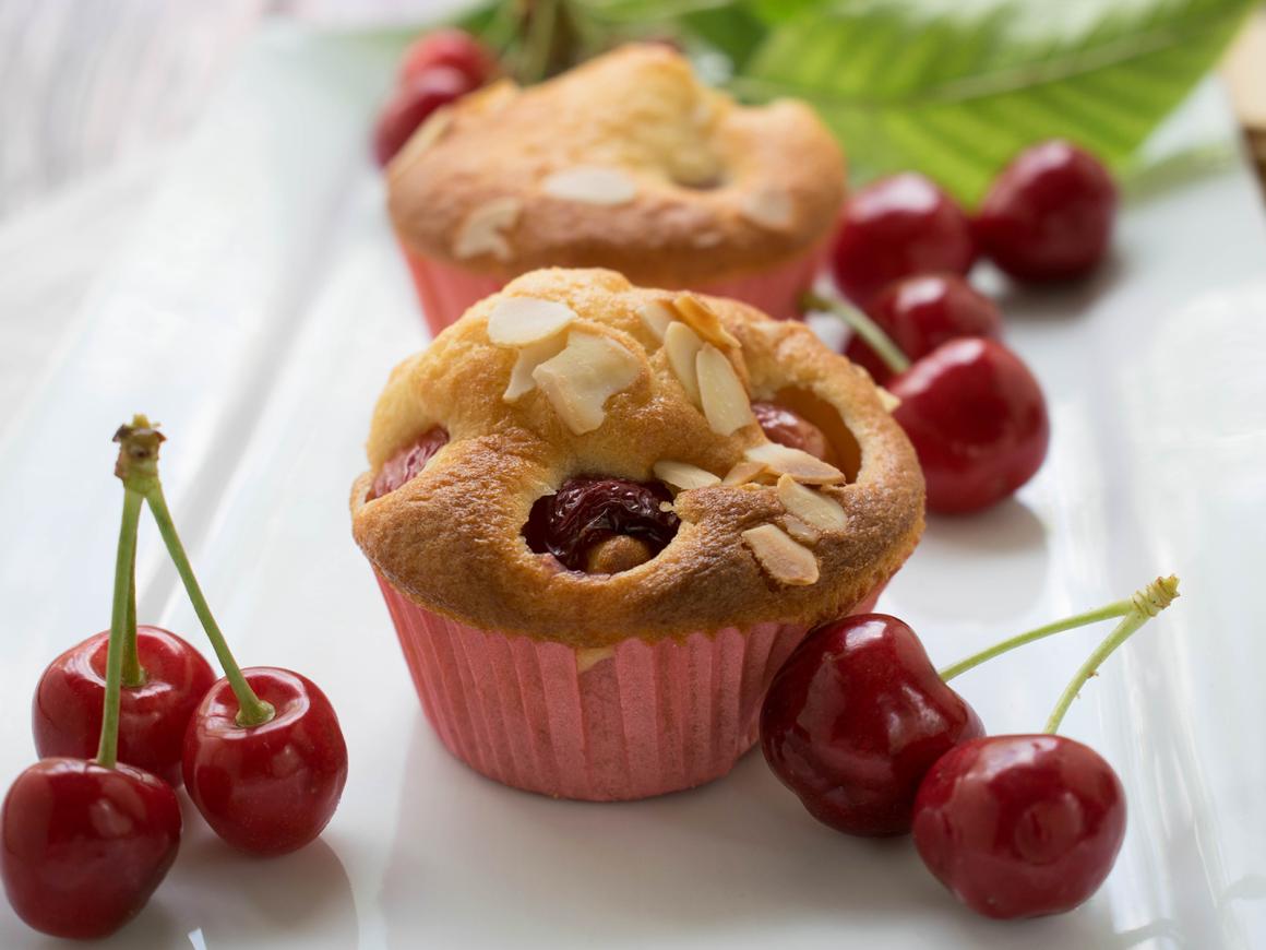 Kirsch-Muffins mit Amaretto und Mandeln