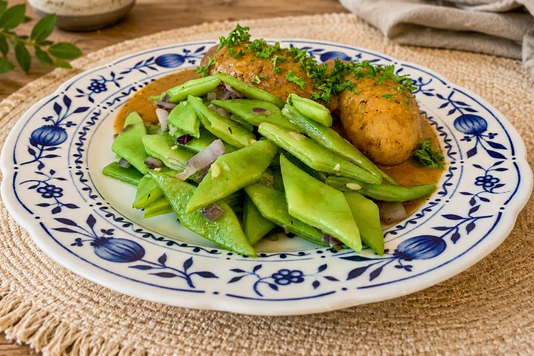 Stangenbohnen mit Pellkartoffeln und Zwiebelsoße