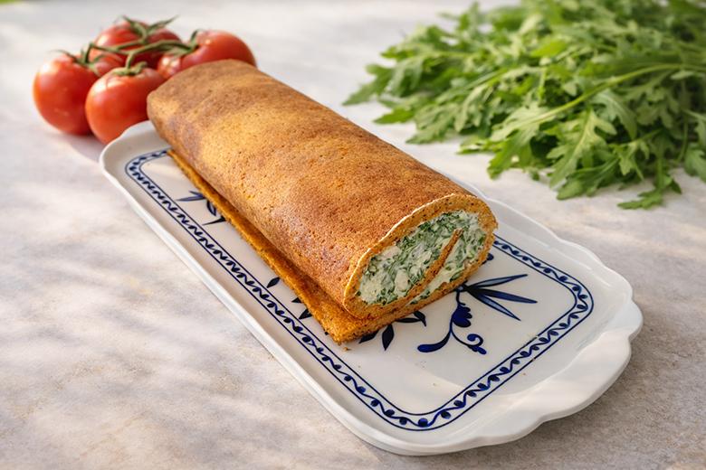 Tomaten-Biskuitrolle mit Rucolacreme