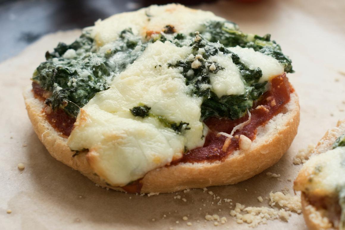 Überbackes Spinat Brötchen