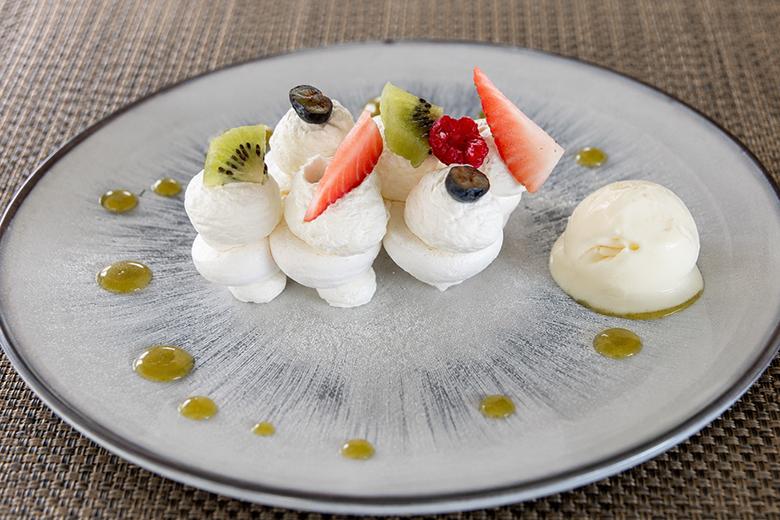 Mini-Baiser mit Sahne und frischen Früchten