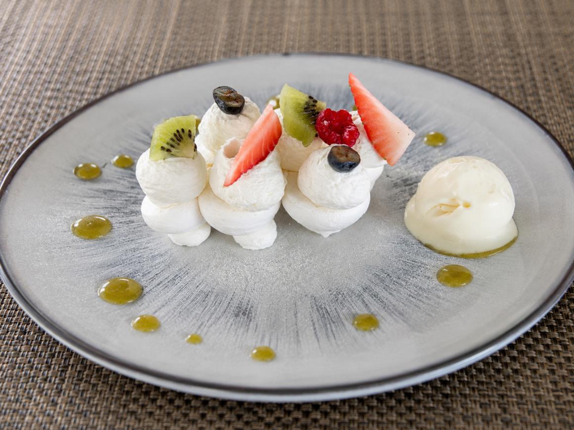 Mini-Baiser mit Sahne und frischen Früchten