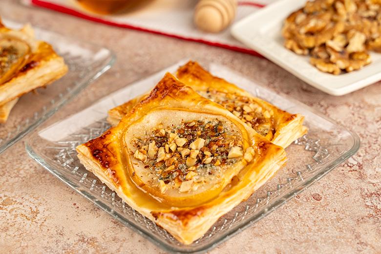 Blätterteigsnack mit Birne und Gorgonzola