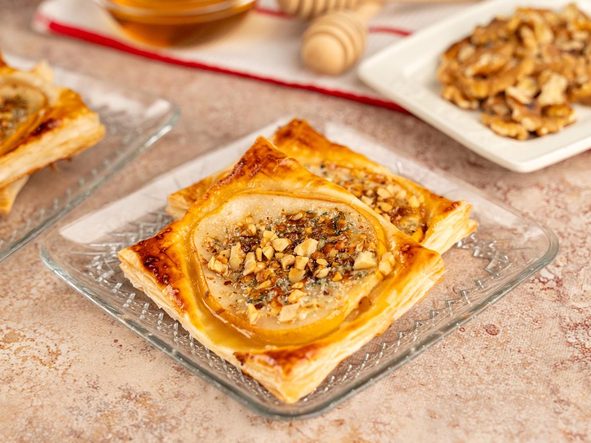 Blätterteigsnack mit Birne und Gorgonzola