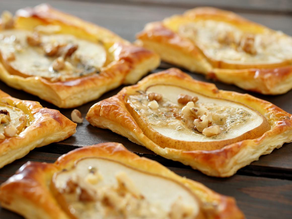 Blätterteigsnack mit Birne und Gorgonzola