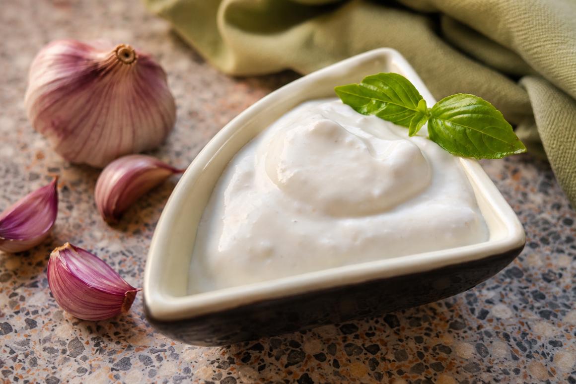 Joghurt-Dip mit gebackenem Knoblauch