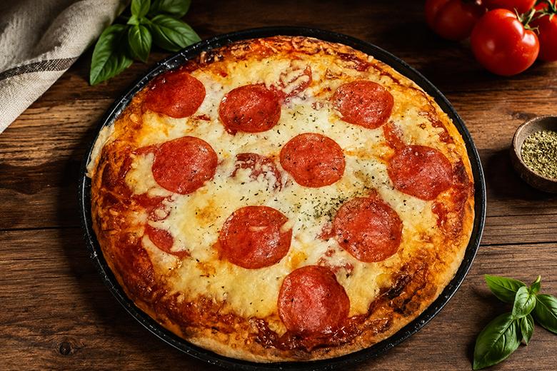 Salami Pizza mit Käserand