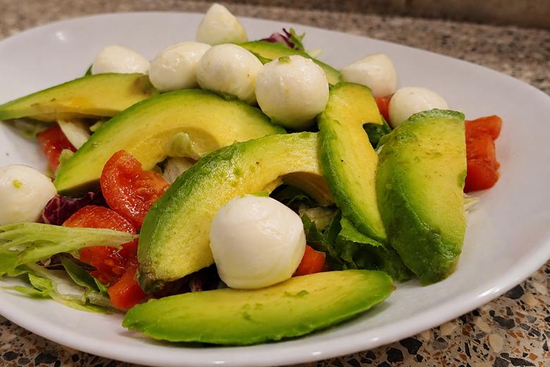 Bunter Salat mit Avocado und Mozzarella