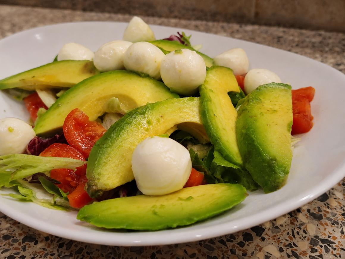 Bunter Salat mit Avocado und Mozzarella