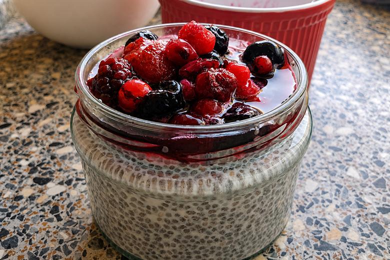 Veganer Chia-Pudding mit Frucht-Topping