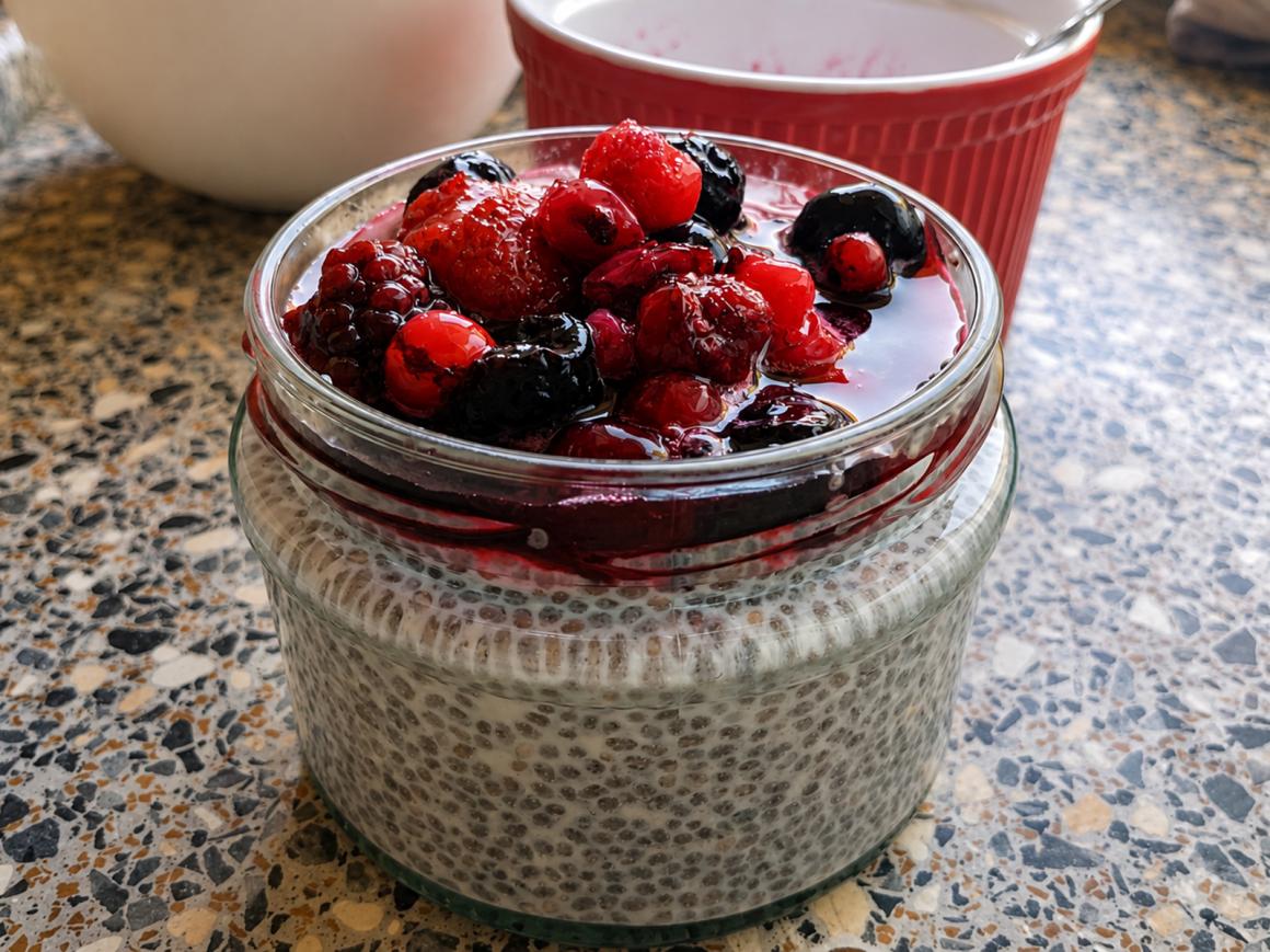 Veganer Chia-Pudding mit Frucht-Topping