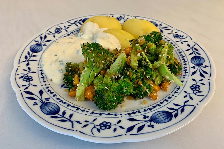 Brokkoli mit Sesambröseln und Joghurtdip