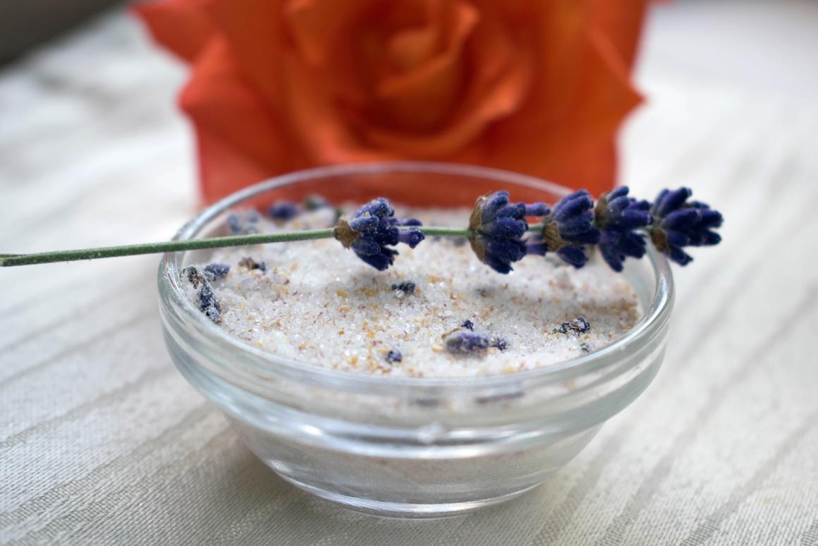 Blütensalz mit Lavendel, Rose und Schafgarbe