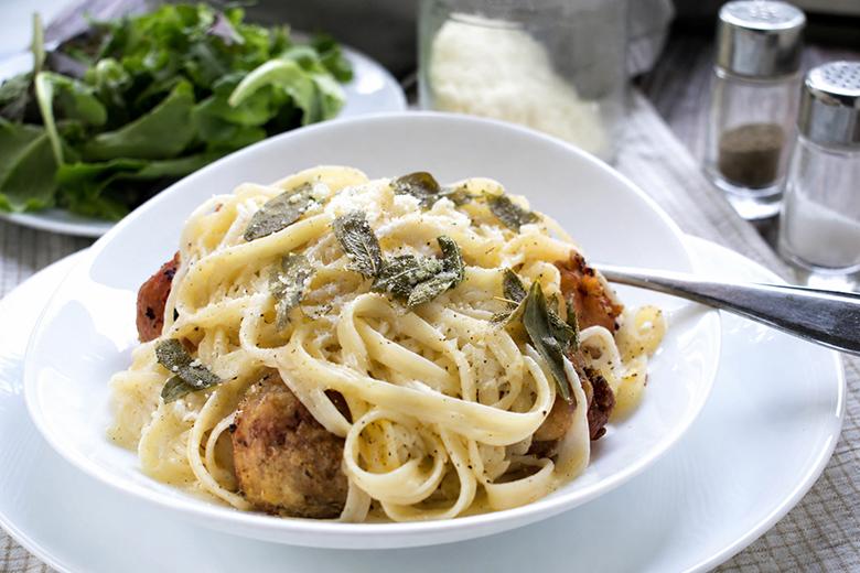 Fleischklösschen auf Fettuccine