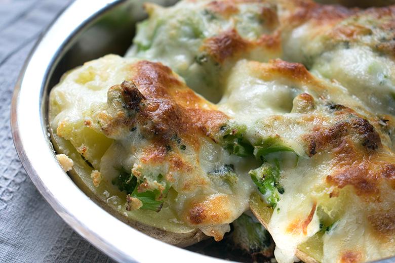 Gefüllte Kartoffeln mit Käse überbacken