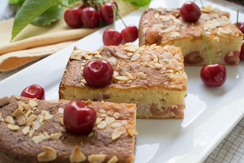 Marzipankuchen mit Kirschen