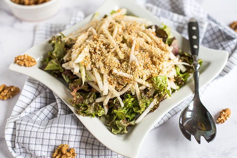 Kohlrabisalat mit Nüssen