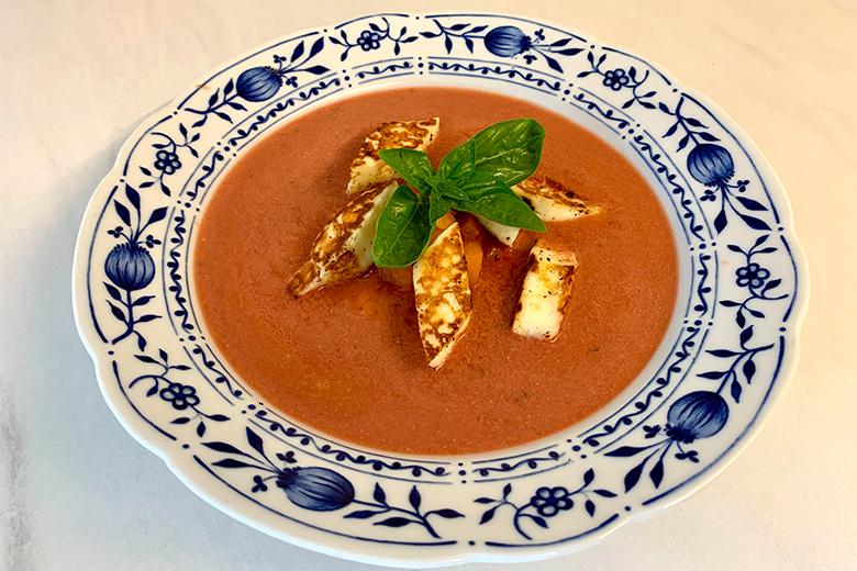 Gazpacho mit Halloumiwürfeln