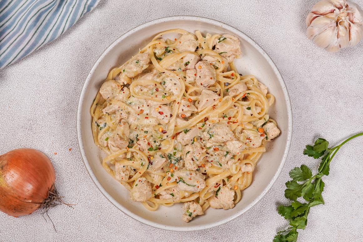 Pasta mit Huhn in Currysauce