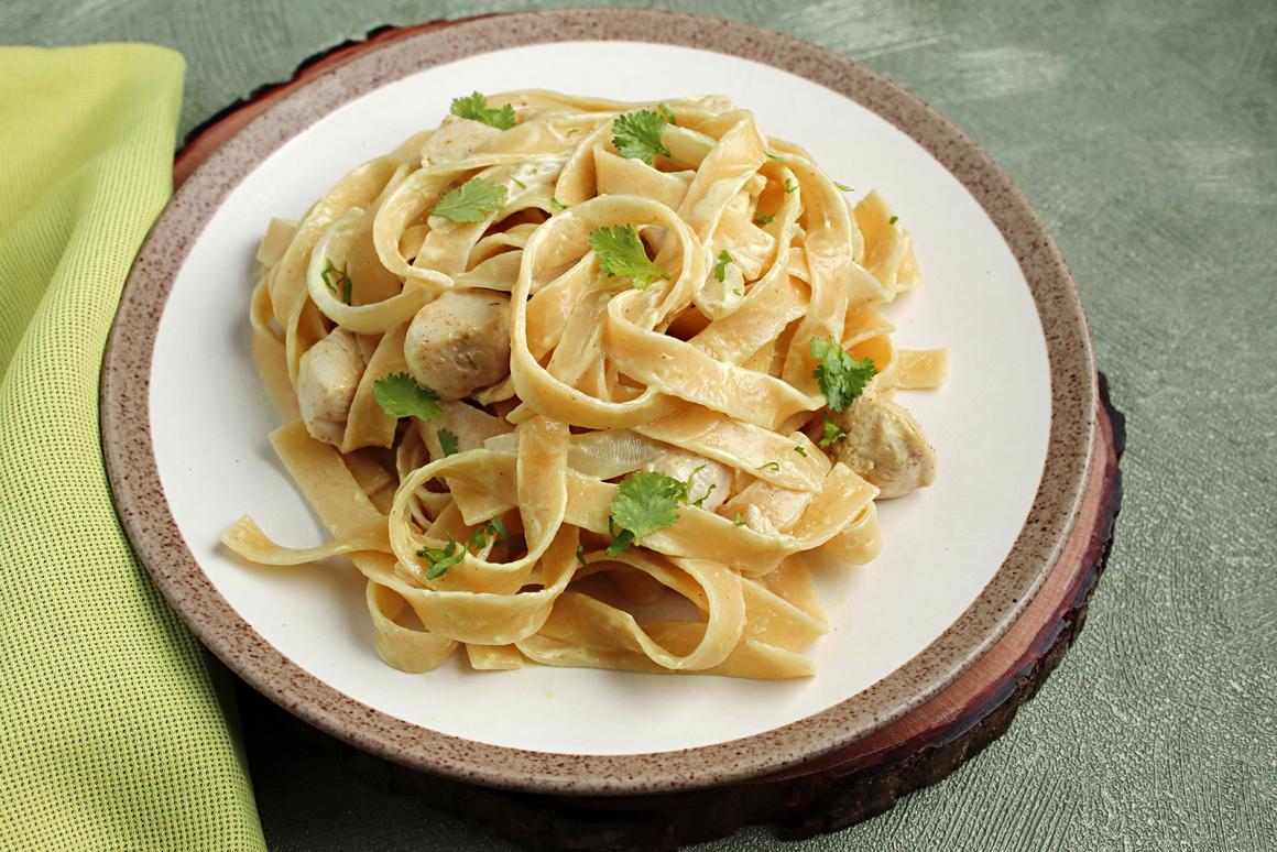 Pasta mit Huhn in Currysauce