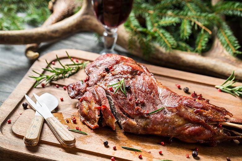 Zarte Rehkeule mit Rotweinsauce
