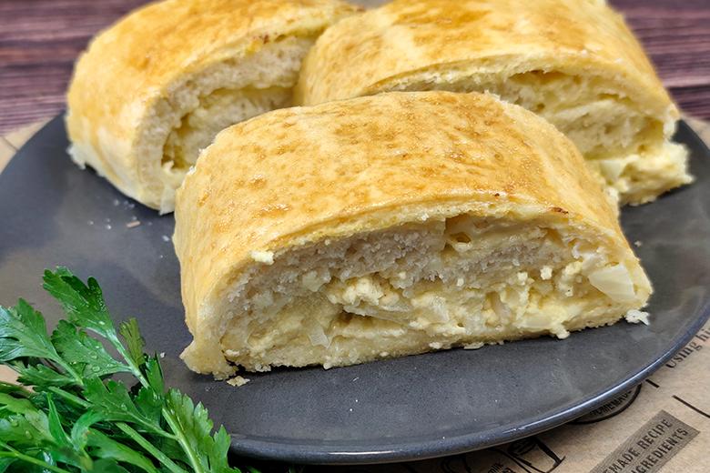 Gefülltes Handbrot mit Schmand und Zwiebeln