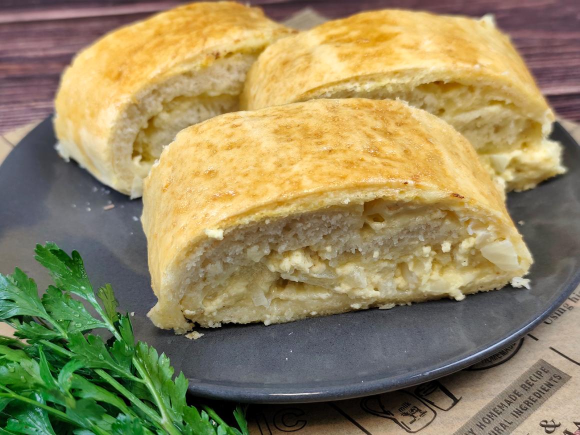 Gefülltes Handbrot mit Schmand und Zwiebeln