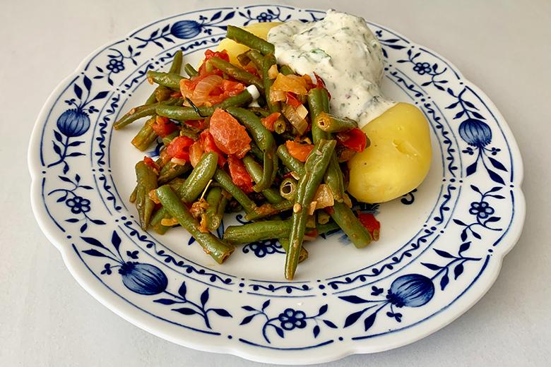 Grüne Bohnen-Tomaten-Pfanne mit Kartoffeln und Kräuterjoghurt
