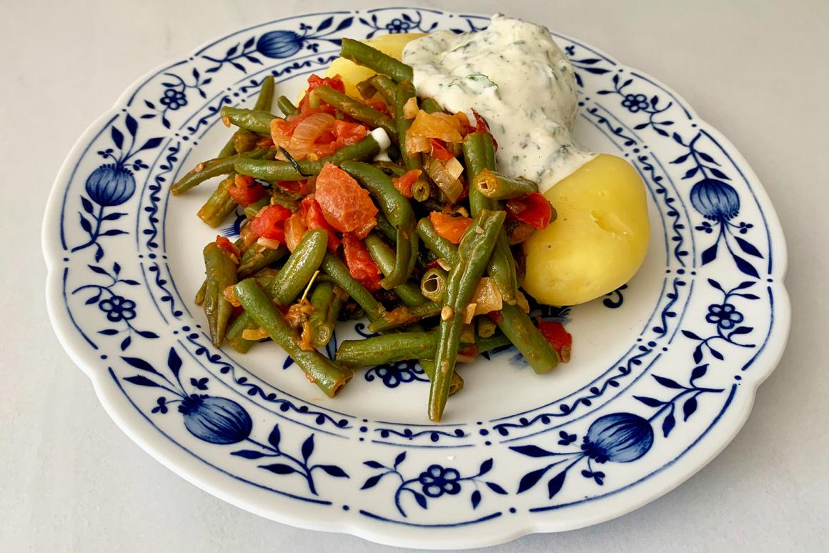 Grüne Bohnen-Tomaten-Pfanne mit Kartoffeln und Kräuterjoghurt