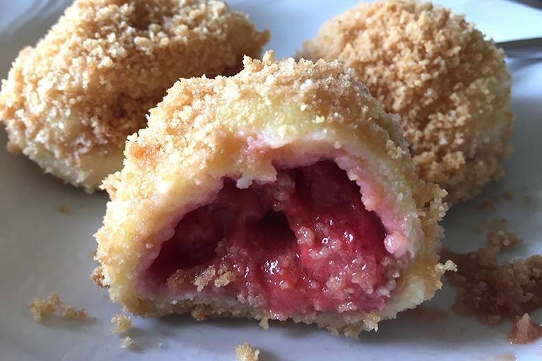 Erdbeerknödel aus Quarkteig